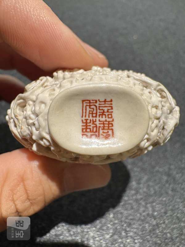 清 九狮雕瓷鼻烟壶 - 图8